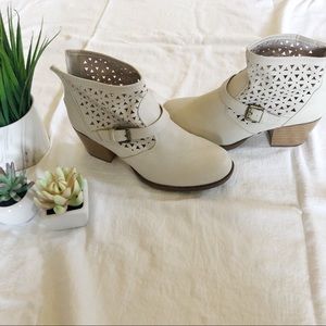 White ankle boots 👢